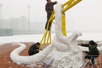 蛇年賀禮巨蟒冰雕現(xiàn)河北師范大學(xué) 操場(chǎng)白娘子冰雕走