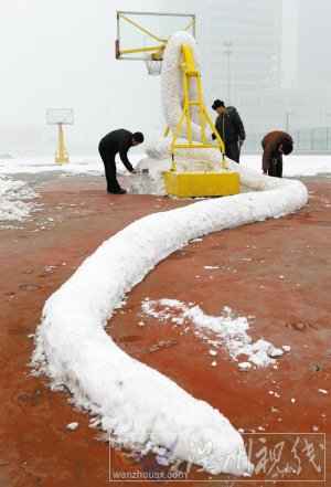 河師大操場巨蟒“白娘子”冰雕