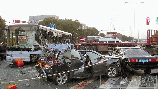 28日寧波鎮(zhèn)海車禍現(xiàn)場(chǎng)