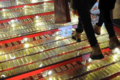 濱州一家金店用1噸金條鋪黃金大道 供市民踩金祈福