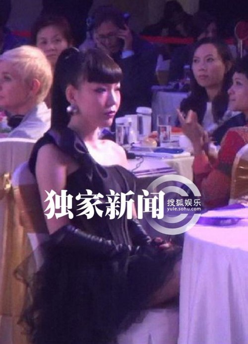 吳莫愁伊能靜同桌