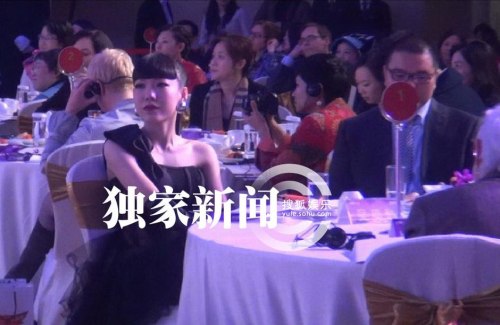 吳莫愁伊能靜同桌