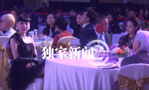 吳莫愁伊能靜同桌