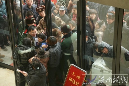 學生搶座擠破玻璃門