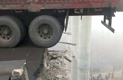 義昌大橋坍塌 一輛載煙花爆竹的貨車在義昌大橋上爆