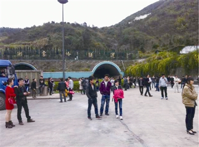 湖霧嶺隧道內貨車起火