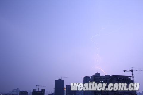 南寧夜空電閃雷鳴迎來2013年首場暴雨