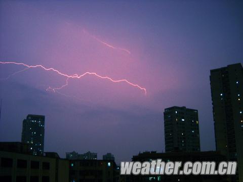 南寧夜空電閃雷鳴迎來2013年首場暴雨