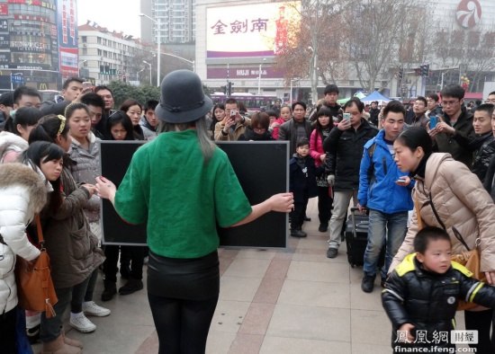 張小雨投身公益活動，2013年2月3日張小雨在南京新街口宣傳打假。