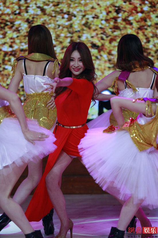 柳巖熱舞裙底春光乍泄