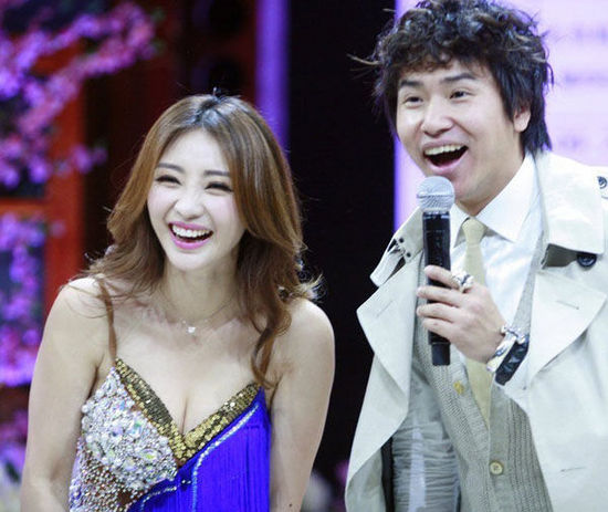 柳巖熱舞裙底春光乍泄