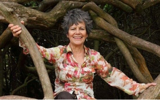 女子四歲遭棄被猴子養(yǎng)大