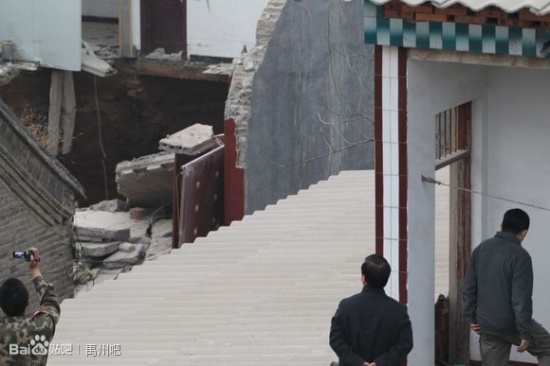 許昌地陷：河南許昌縣蘇橋鎮(zhèn)武莊村民房塌陷