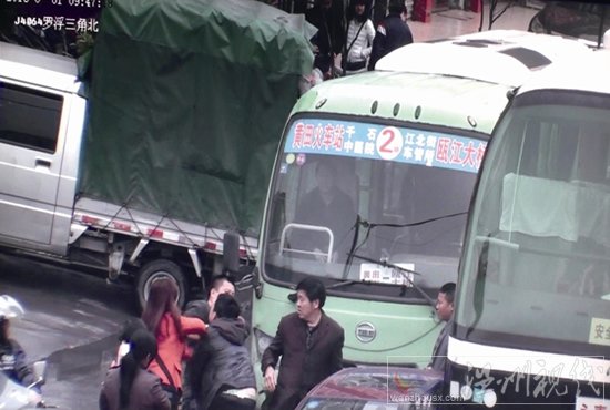 永嘉甌北羅浮大街中巴車司機(jī)追砍寶馬車司機(jī)
