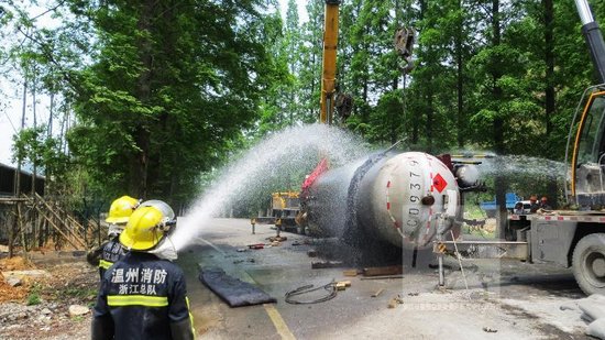 永嘉梅岙333省道上一輛液化氣槽罐車側(cè)翻