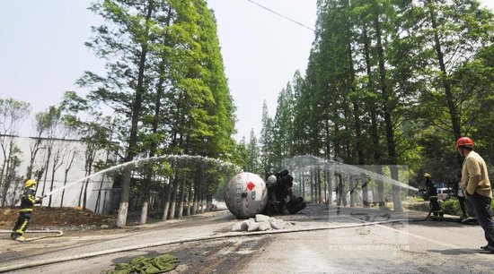 永嘉梅岙333省道上一輛液化氣槽罐車側(cè)翻