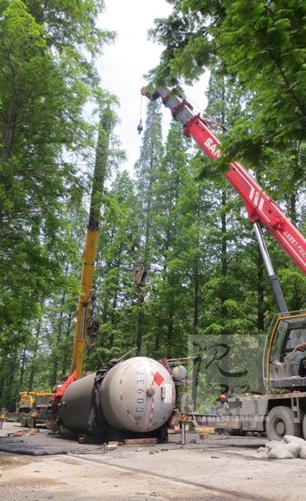 永嘉梅岙333省道上一輛液化氣槽罐車側(cè)翻