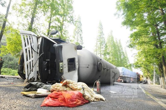永嘉梅岙333省道上一輛液化氣槽罐車側(cè)翻