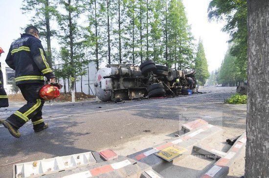 永嘉梅岙333省道上一輛液化氣槽罐車側(cè)翻