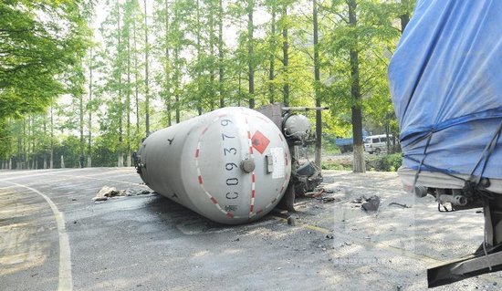 永嘉梅岙333省道上一輛液化氣槽罐車側(cè)翻