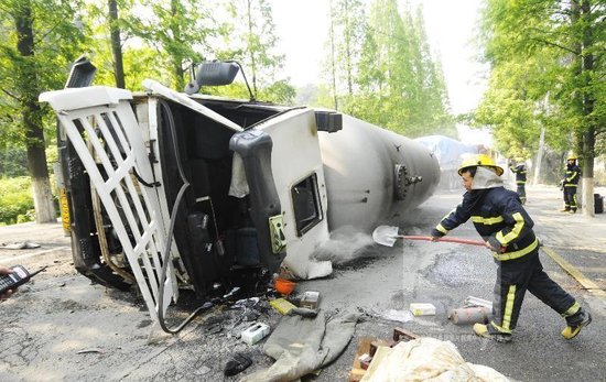 永嘉梅岙333省道上一輛液化氣槽罐車側(cè)翻
