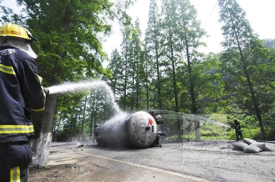 永嘉梅岙333省道上一輛液化氣槽罐車側(cè)翻