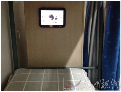 男生寢室墻上的掛壁式電視