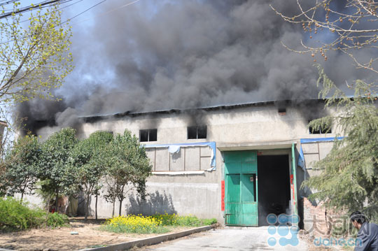 滎陽白鋼玉廠發生爆炸后濃煙滾滾