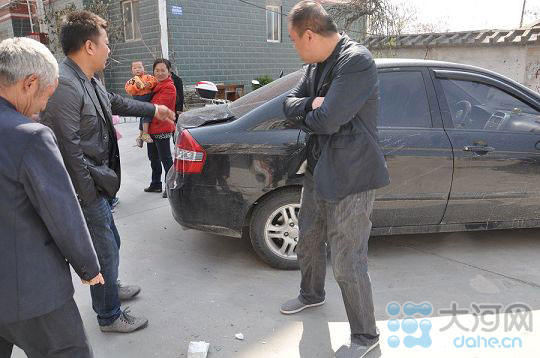 附近一私家車后蓋被炸飛的石頭砸壞