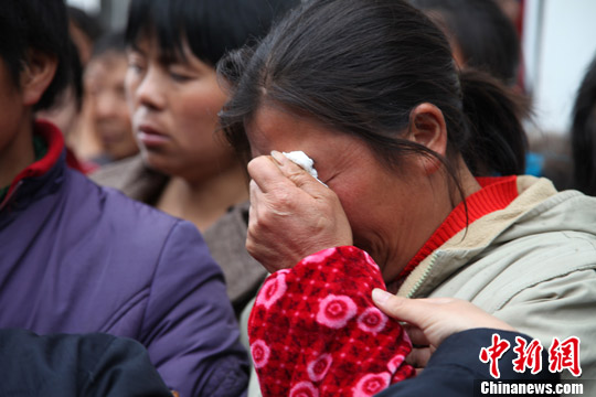 被困人員家屬在礦井外焦急等待