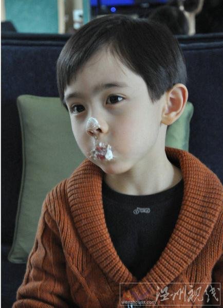 這張Alex滿嘴塞奶油的照片是不是有點逗呢