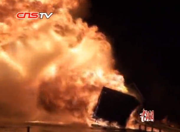 貨車爆炸產生近20米高的火焰