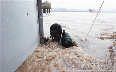 蛙人對(duì)水下橋墩進(jìn)行加固作業(yè)