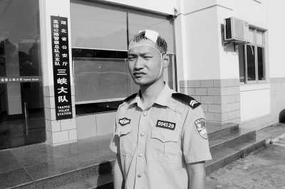 男被警察噴辣椒水無反應(yīng)