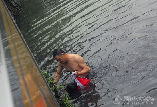 蒼南51歲民警張光聰入水救跳河女孩