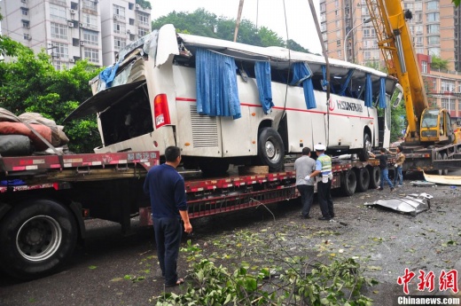 事故客車被吊離現(xiàn)場