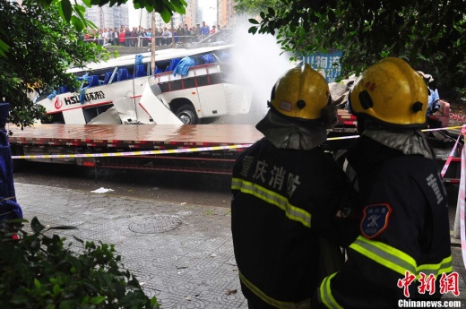 消防隊員對事故客車進(jìn)行噴水