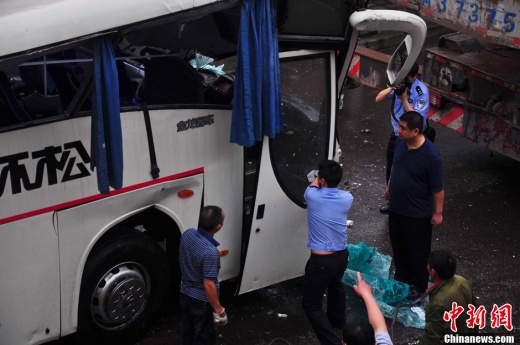 客車發(fā)生車禍后面目全非