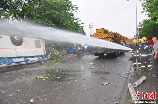 為防止車體發(fā)生爆炸 消防隊員進(jìn)行噴水