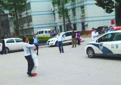 武漢大學生劫持女醫生現場