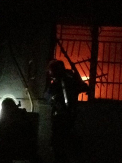 救援人員將屋內(nèi)四人救出