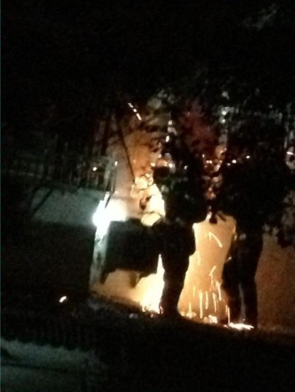 消防人員對窗戶進行破拆