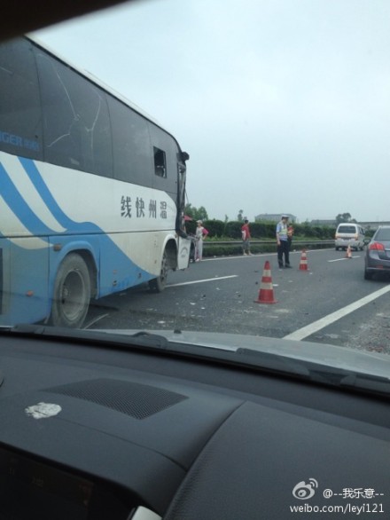 這輛溫州快線發生車禍后停在高速上引起堵車