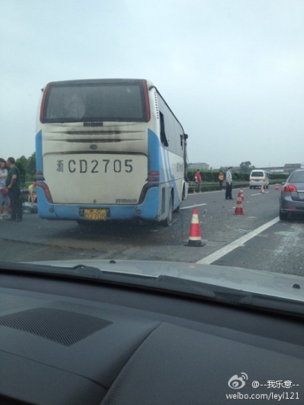 快客車頭碰撞后發生嚴重變形