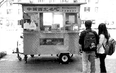 洛陽謝云峰在美國街頭賣肉夾饃日賺800美元,沒有城管小販真幸福