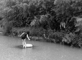 永嘉暴雨小車沖進河流,女孩蹲車頂求救