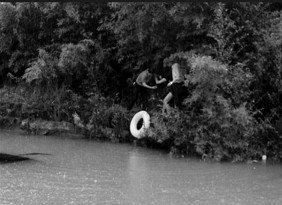永嘉暴雨小車沖進河流,女孩蹲車頂求救