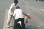 濟南中年男女當街毆打老人 白發(fā)老太是七旬還是八旬