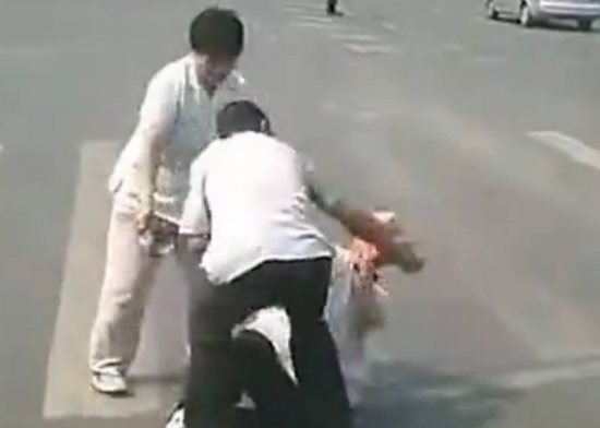 七旬老太被當街毆打