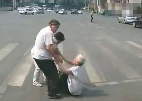 七旬老太被當街毆打